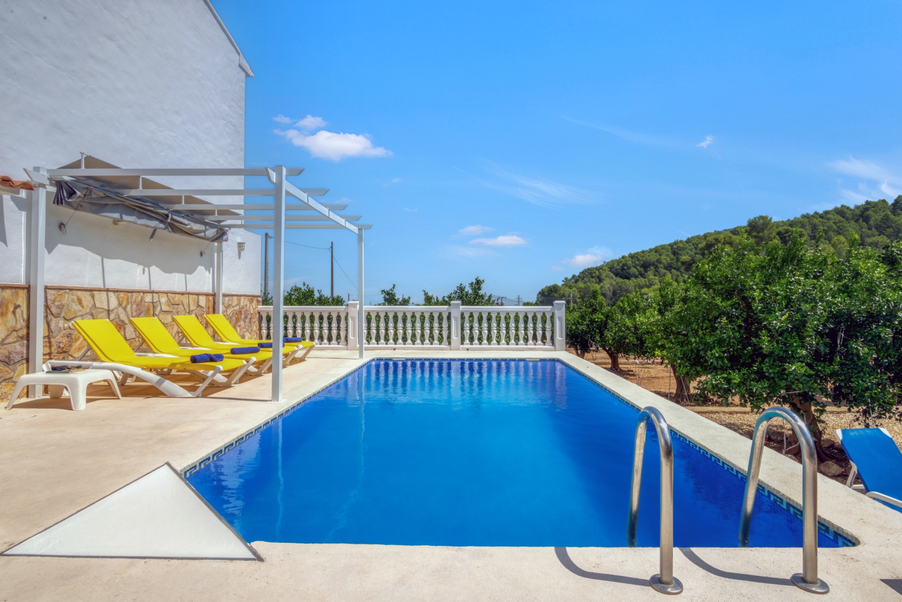 Piscina exclusiva con orientación sur abierta al valle