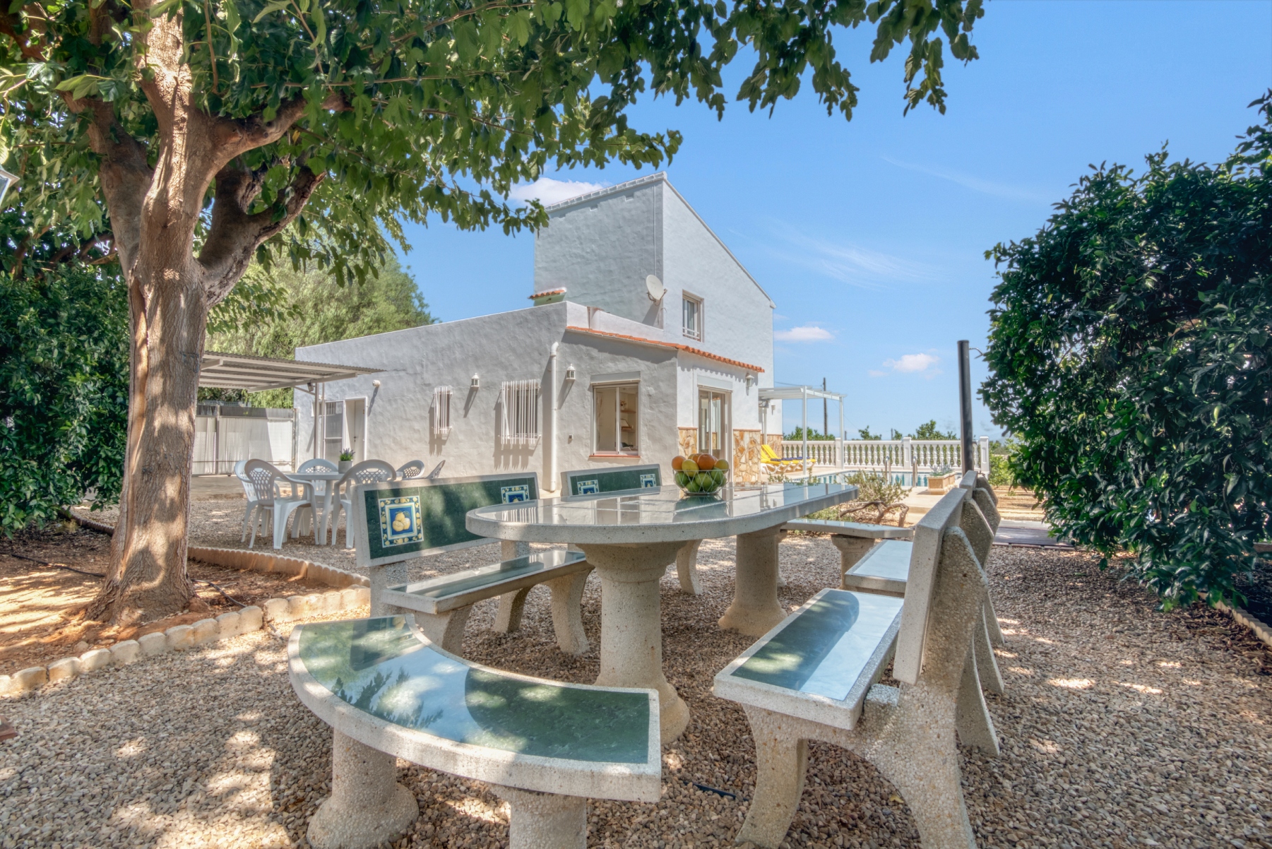 Disfrutar de una barbacoa bajo la sombra de las moreras