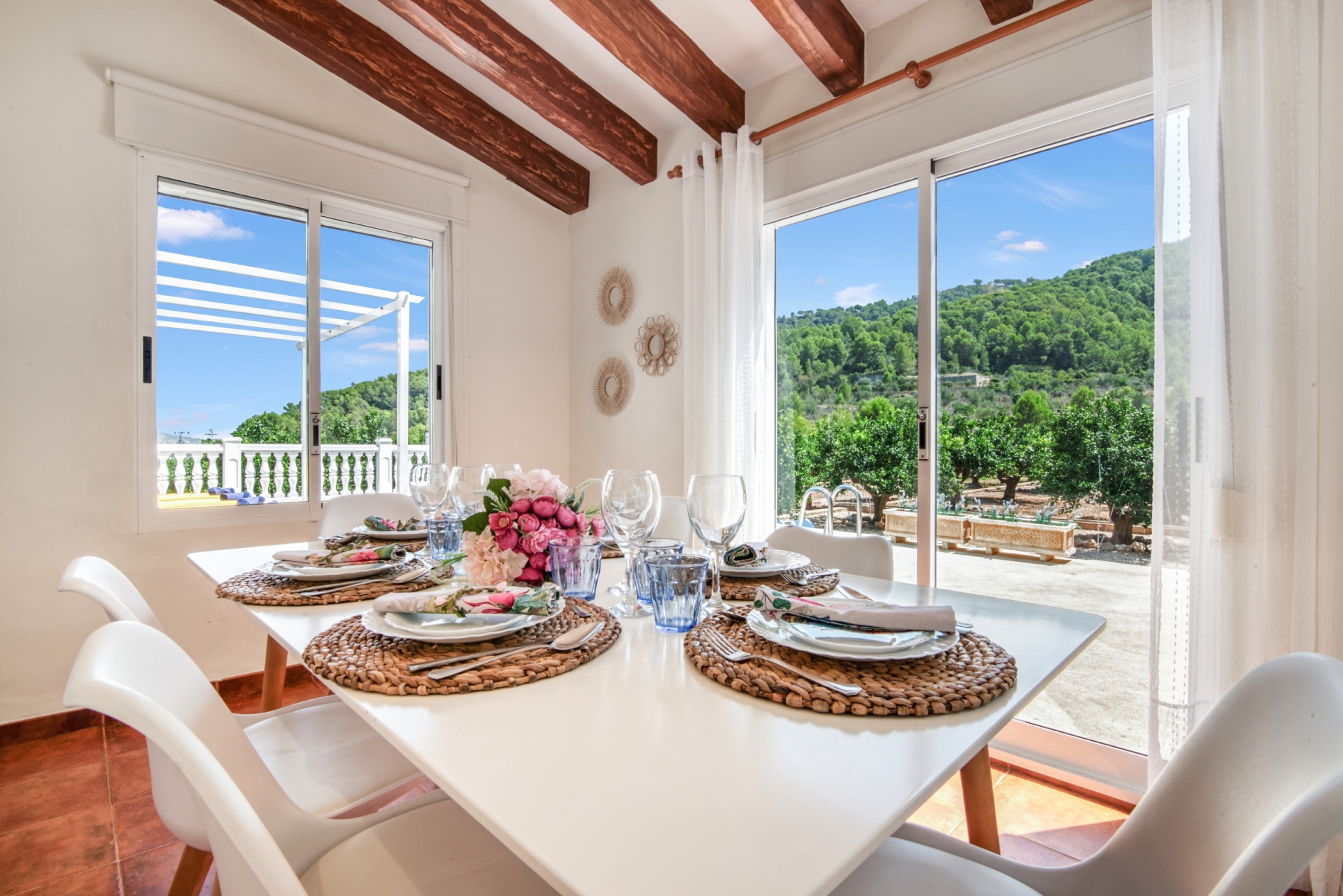 Mesa de comedor para 6 personas con salida a la terraza