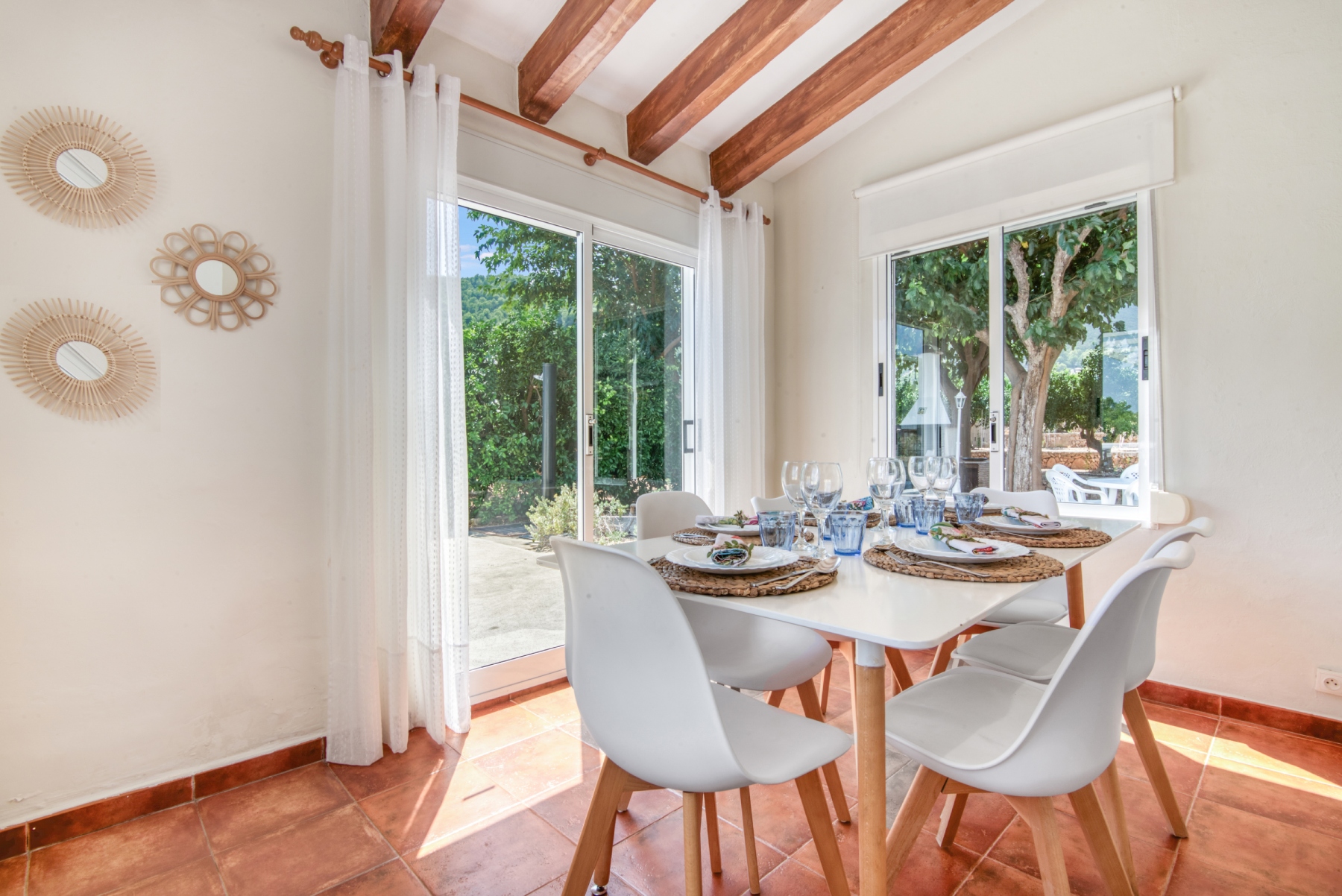 Mesa de comedor para 6 personas al pie de la piscina