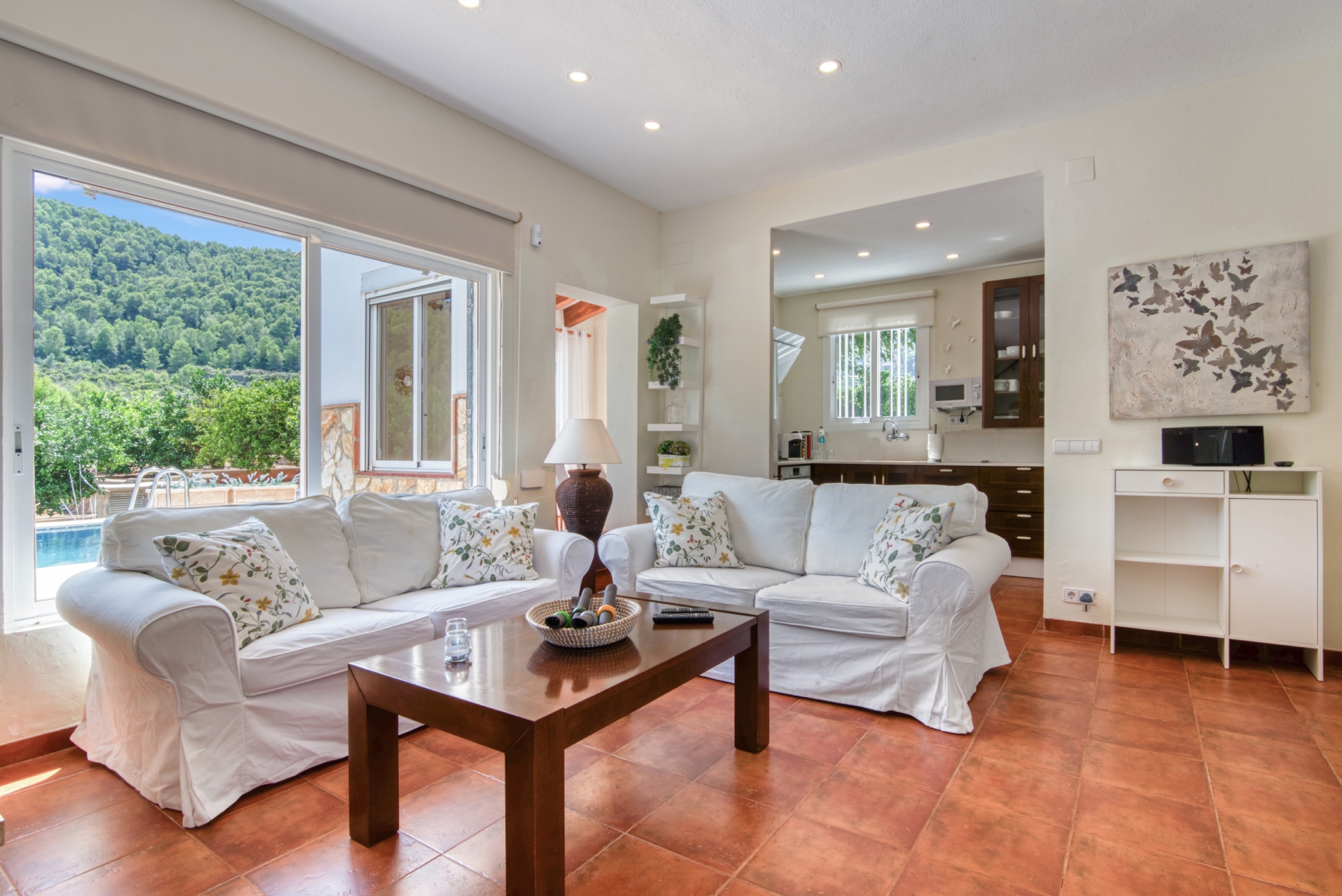 Amplio salón con TV por satélite y conexión WiFi