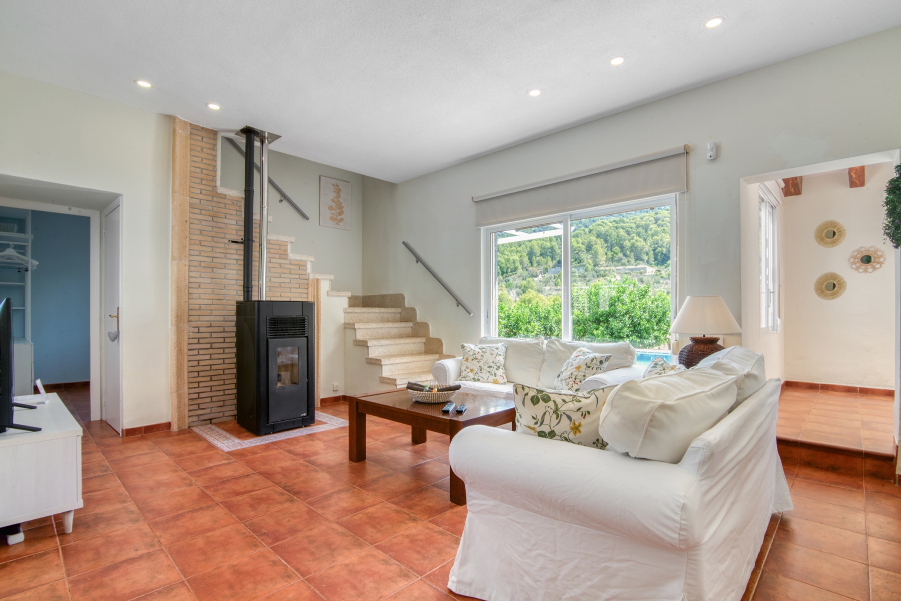 Amplio salón con cocina abierta y conexión WiFi