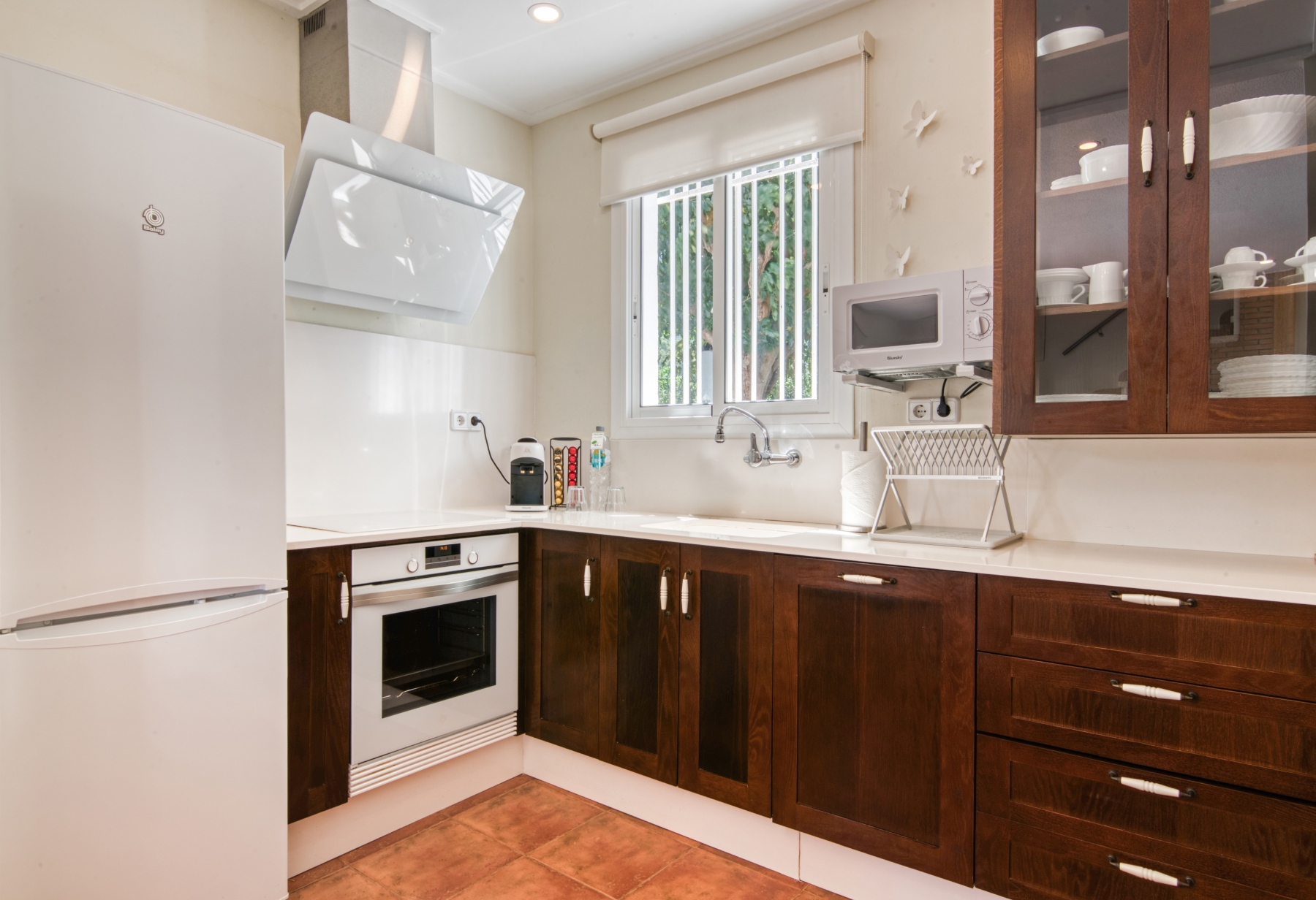 Cocina completamente equipada con frigorífico, horno, cafetera italiana y dolce gusto, lavavajillas, microondas y menaje completo