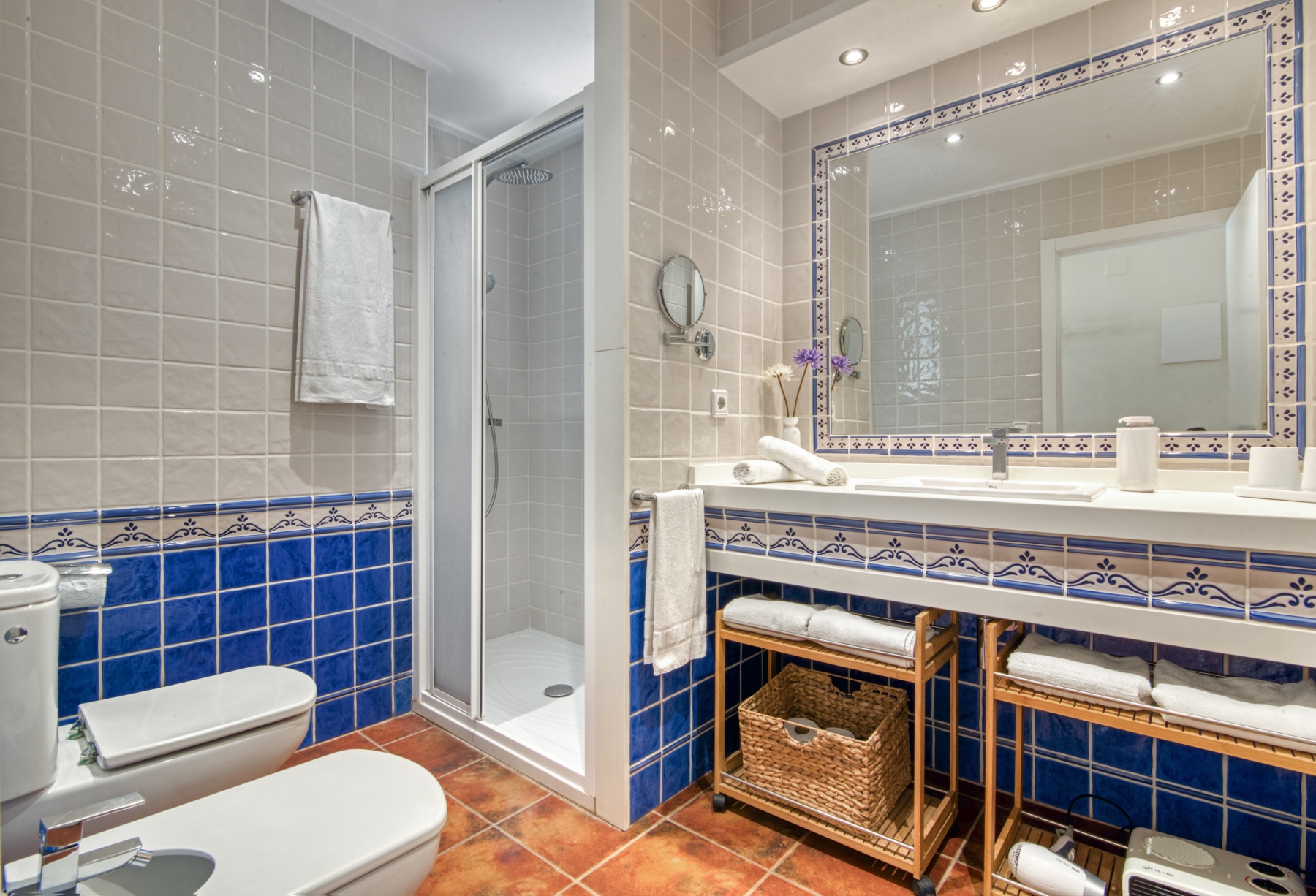 Baño en planta baja con plato de ducha y dibé, juegos de toallas y jabón para las manos