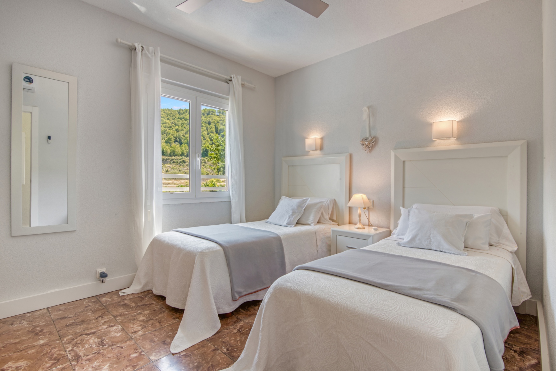 Habitación Doble en primera planta, aire acondicionado, ventilador de techo regulable, juegos de mantas y entrada de aire de la estufa de pellets