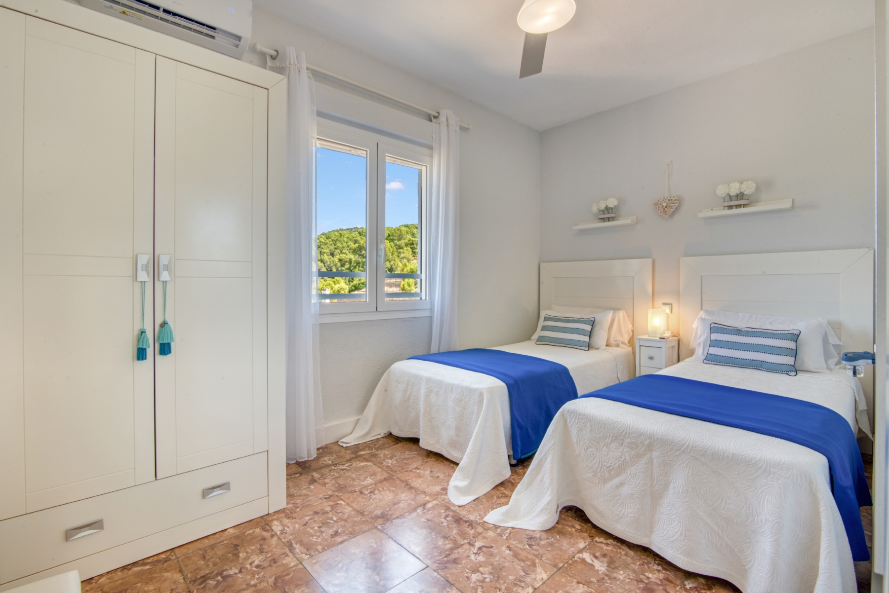 Habitación Doble en primera planta, aire acondicionado, ventilador de techo regulable, juegos de mantas y entrada de aire de la estufa de pellets